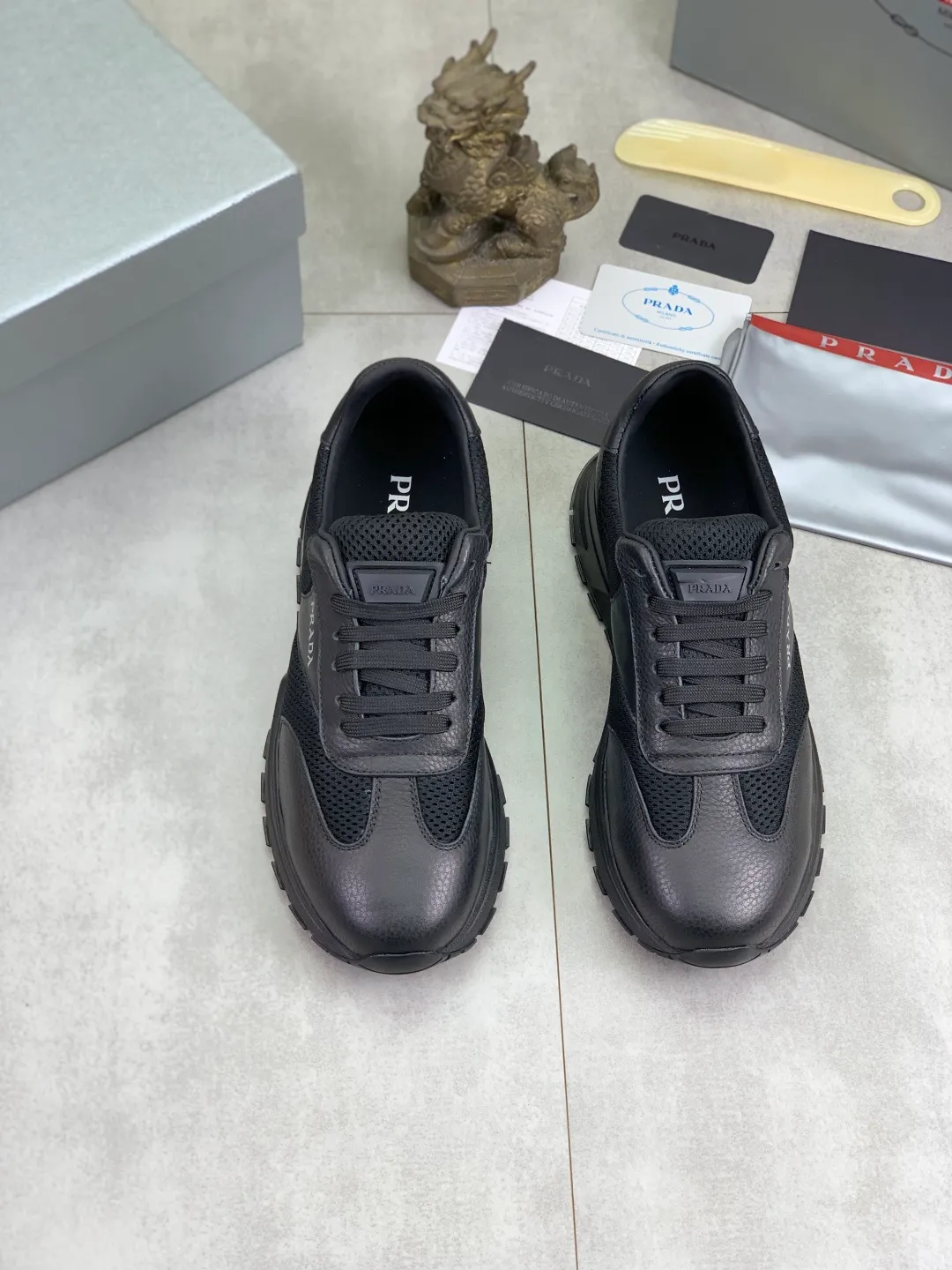 Men's Men's Shoes 💰P560 💰【New Style】 The latest model of high-quality PRADA classic men's shoes has been launched on the official website at a 1:1 replica, synchronized in Hong Kong and on the same catwalk; all made of calfskin➕imported cowhide lining, 🍡🍡original rubber outsole, non-slip and wear-resistant; comfortable on the feet, attractive style, fine workmanship, and simple and neat shoe lasts, highlighting a man's courage and toughness, 👍size 38 to 44 (45 can be customized) black White color🉑️choose